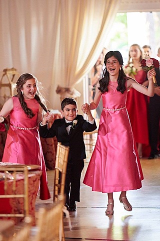 Mis primos y yo celebramos la boda de mi tía.