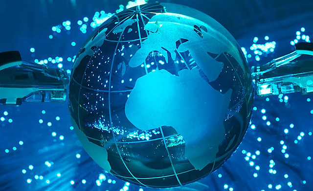 Inicio de investigaciones por parte de ARPA, una agencia del ministerio estadounidense de defensa, donde J. C. R. Licklider defiende exitosamente sus ideas relativas a una red global de computadoras.