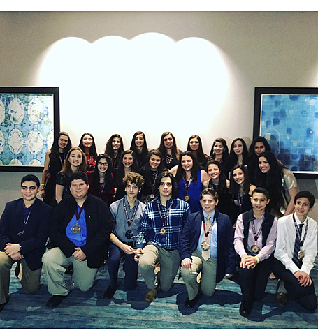 Mi equipo de baile griego y yo ganamos el primer lugar en nuestra competencia en Florida.