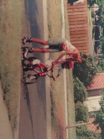 Practiqué montando un triciclo. Mi hermana estaba allí para ayudarme.