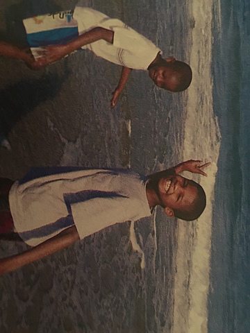 Jugué con mi hermano en la playa. Corrimos hacia el océano.