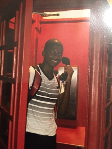 Usé un teléfono. El teléfono era una réplica de un teléfono público.