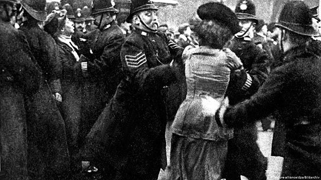 60.000 se reúnen frente al palacio de Westminster, aunque la policía impidió que accedieran al Parlamento.