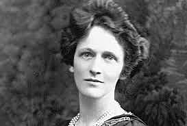 Primera mujer con cargo publico