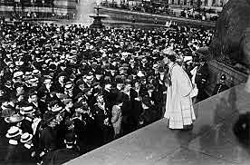 LA MUJER BRITÁNICA DE 21 AÑOS EMPIEZA A VOTAR EN INGLATERRA