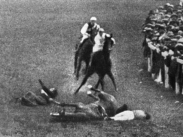 Muere Emily Davison, fue una sufragista que se convirtió en mártir al arrojarse bajo el caballo del rey Jorge V durante una carrera en el Derby de Epsom, un atropello que le provocó la muerte pocos días después.