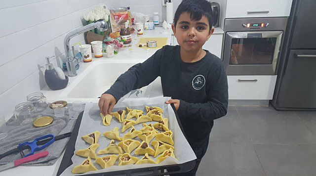 בגיל 8 אופה אוזני המן לכבוד חג פורים