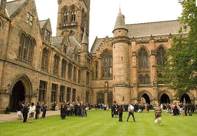 Comienzan a establecerse las primeras universidades.