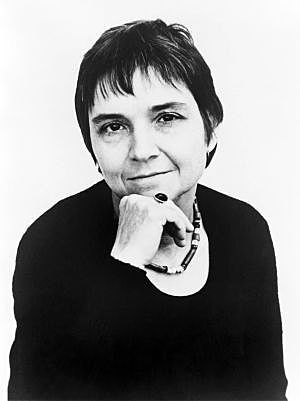 Adrienne Rich, en Heterosexualidad obligatoria y existencia lesbiana