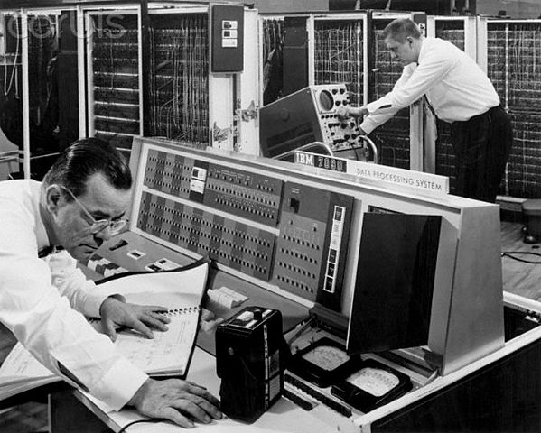 IBM lanzó el mainframe.