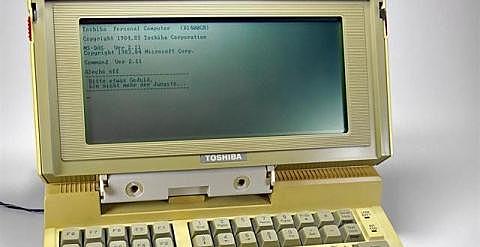 Se crea el considerado el primer ordenador portátil, Toshiba T1100