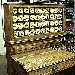 Herman Hollerith. Fue un inventor que desarrolló un tabulador electromagnético de tarjetas perforadas para ayudar en el resumen de la información y, más tarde, la contabilidad.