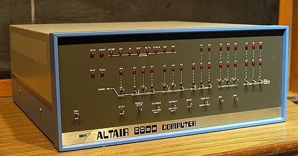 Altair8800 fue la primera computadora personal comercial fabricada por la empresa MITS.