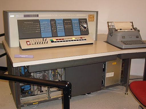 IBM lanzó el mainframe IBM 1620 basada en transistores.