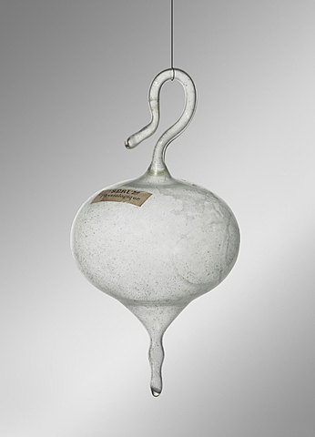 Prof - L'immatériel / Marcel Duchamp: "Air de Paris" ou "50 cc d'air de Paris" (ampoule de sérothérapie en verre emplie d'air de Paris, avec l'étiquette "Sérum physiologique", H : 13,3 cm, Philadelphia Museum of Art)