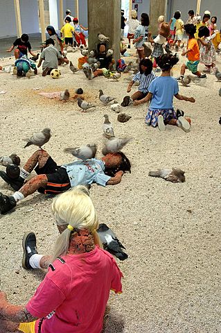 Prof - Créer avec des matériaux qui n'ont rien d'artistique / Kadder Attia: "Flying Rats" (installation temporaire réalisée pour la Biennale d'Art Contemporain de Lyon en 2005; 45 enfants façonnés avec des céréales + 150 pigeons)