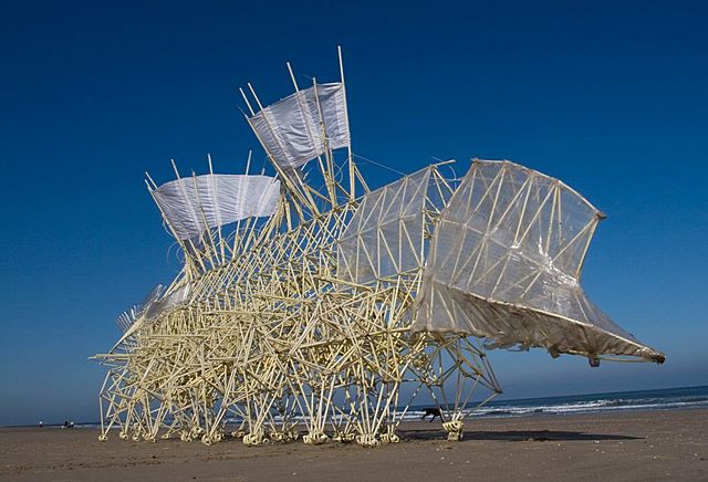 Prof - Recyclage / Theo Jansen: "Umerus" - Série des Strandbeest (tubes en plastique; 12 x 2 x 4 m - Art cinétique)