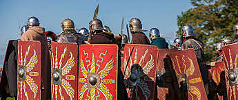 L'últim emperador romà de l'Imperi d'Occident es veu obligat a retirar-se.