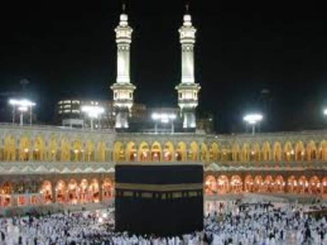 Makkans allowed Muhammed to make the pilgrimage to Makkah the next year