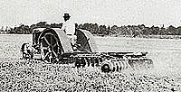 Primer tractor de arado