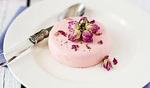 Elaboración de helado de rosas, frutas y pistaches