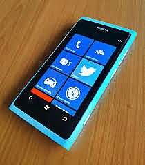 Lanza el Nokia Lumia 800 con sistema operativo Windows Phone.