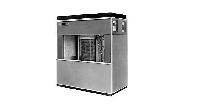 O primeiro computador  com sistema de armazenamento