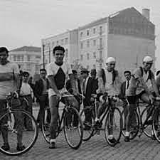 Primera vuelta ciclística.