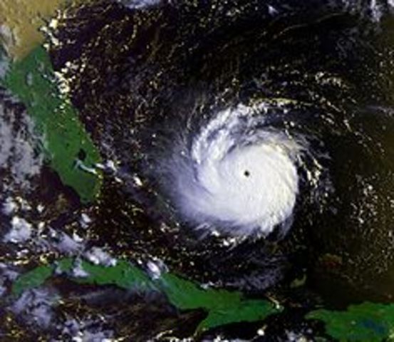 Hurricane Andrew makes landfall in Homestead, Florida