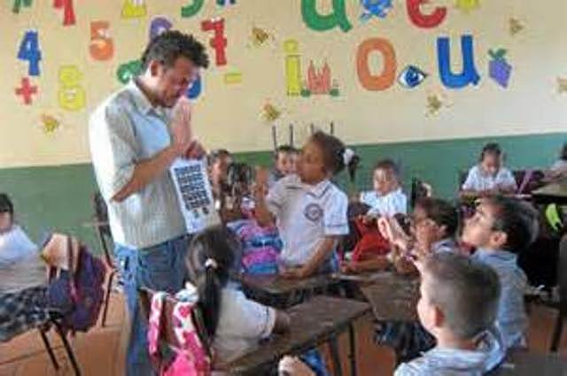 El curriculum como reconstrucción del conocimiento y configurador de la práctica