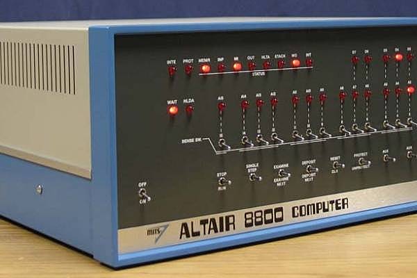 La chispa de los ordenadores personales (Altair 8800)
