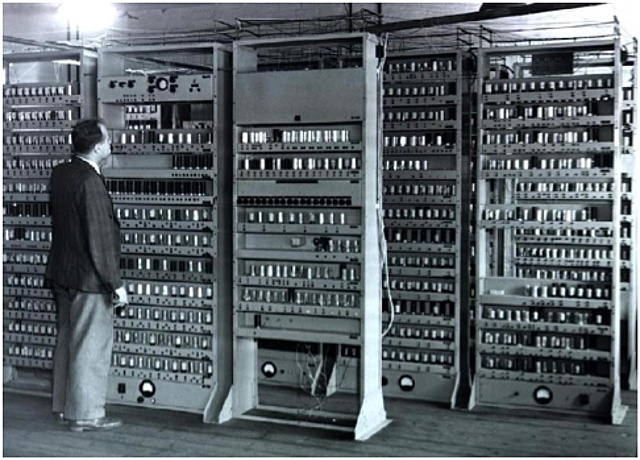 COMPUTADOR DIGITAL CON PROGRAMAS ALMACENADOS