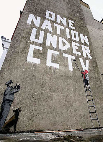 Emmie - Verticalité/ horizontalité / Banksy "One Nation Under CCTV", 2008, Street Art à Londres (7m, bombes, pochoirs)
