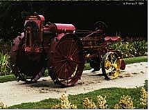 Arado - tractor con motor de gasolina.
