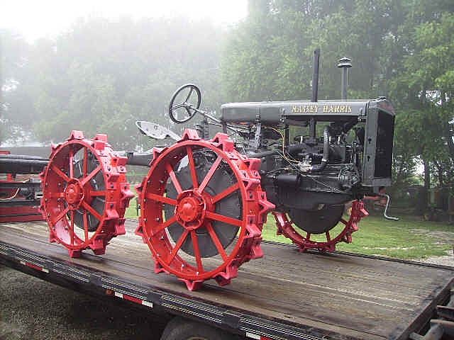 Tractor de cuatro ruedas motrices