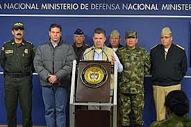 El presidente Juan Manuel Santos anuncia acercamientos para entablar diálogos de paz con las FARC.