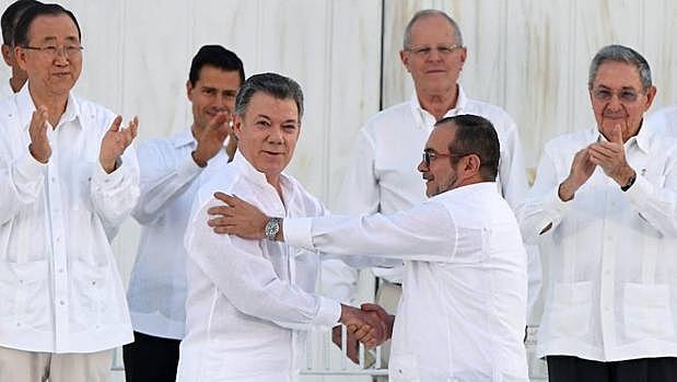 Santos se reúne en La Habana con el jefe de las FARC, Rodrigo Londoño, alias "Timochenko", con quien protagoniza un histórico apretón de manos.