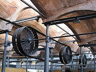 Revolución industrial en España.Ruedas de distribución de la energía en una antigua fábrica textil.