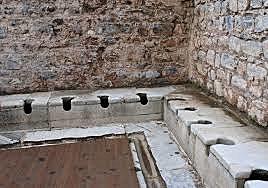 primeros baños publicos