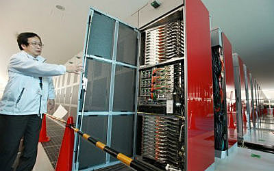 2002 Japón presenta la computadora más rápida del mundo