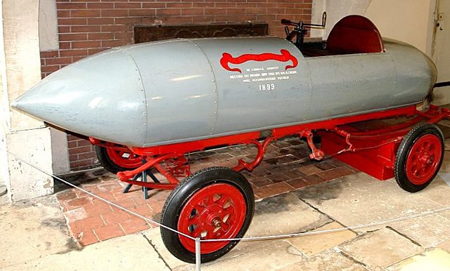 la première voiture qui dépasse les 100 km/h