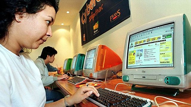 APERNET se separa de la red militar y nace Internet