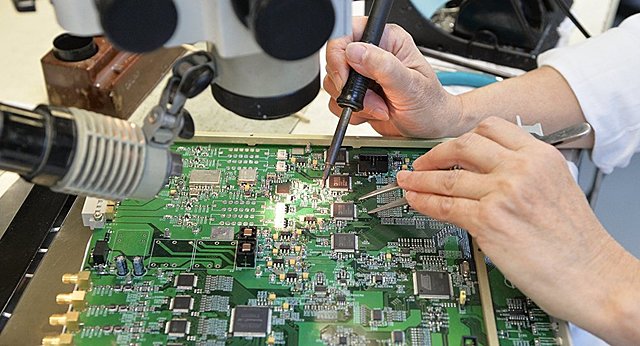 La microelectrónica propicia la comercialización de ordenadores personales