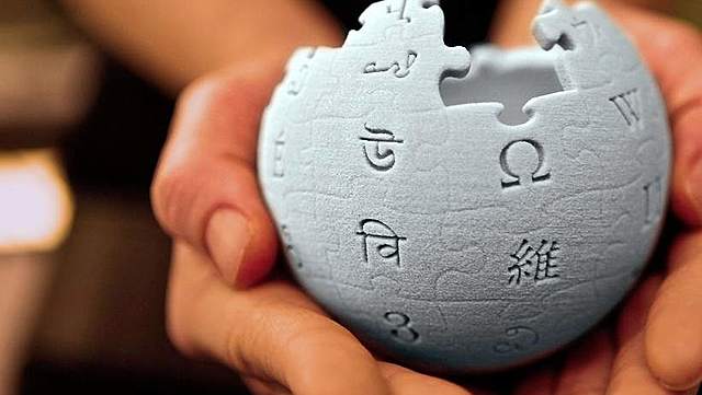 Aparece la Wikipedia.