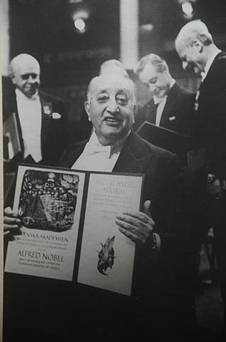 Recibe el premio Nobel por su novela "El Señor Presidente"