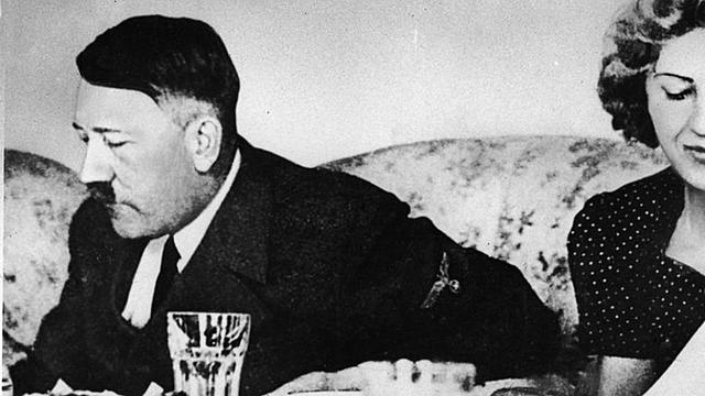 Con las tropas soviéticas en las afueras de Berlín, Hitler se suicida