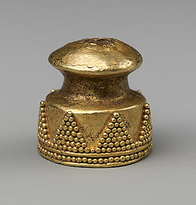 Objects made of gold, silver, lapis lazuli, and carnelian founded in graves