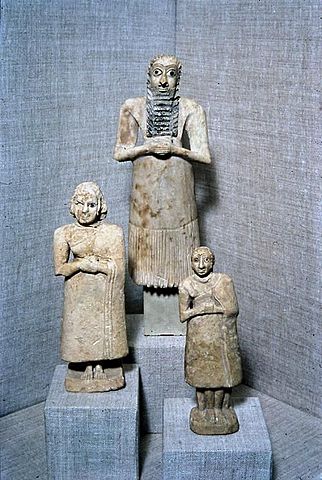 Statues in temples built by gudea, and ziggurats are built in Ur and other cities