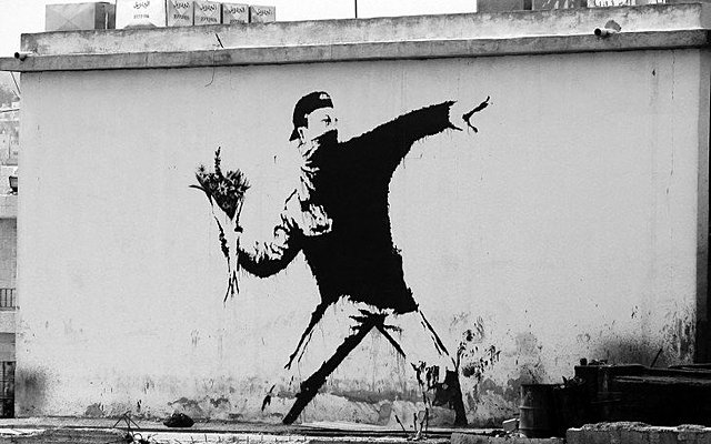 JOVE LLANÇANT RAM DE FLORS, Bansky