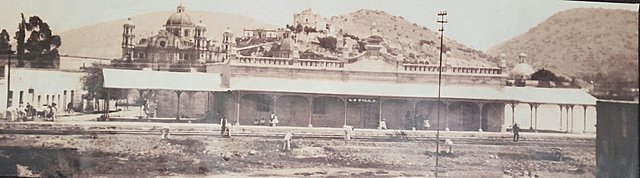 1857. Se inaugura el tramo de Tlatelolco a la Villa de Guadalupe.  Fue el primer recorrido de un tren sobre rieles en la ciudad de México.